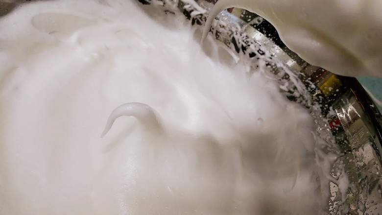 藜麦咕咕霍夫蛋糕（6寸）,把余下的20克细砂糖倒入蛋白，用打蛋器全程低速打发至湿性发泡，拉起打蛋头蛋白霜有弯曲的大尾巴。