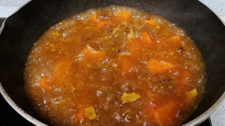 红萝卜焖牛腩,倒入开水，没过食材，大火煮沸后，改中小火焖煮。