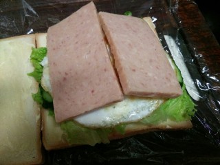 大满足的超厚三明治,午餐肉~如果煎一下也很好吃