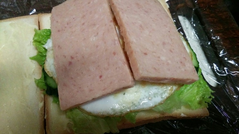 大满足的超厚三明治,午餐肉~如果煎一下也很好吃