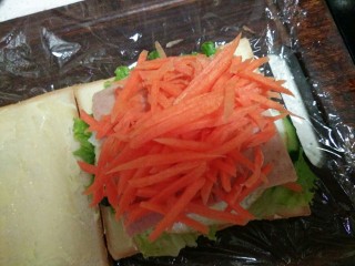 大满足的超厚三明治,放上擦丝的胡萝卜，这时候已经磊的很高了，拍的角度都换了😂