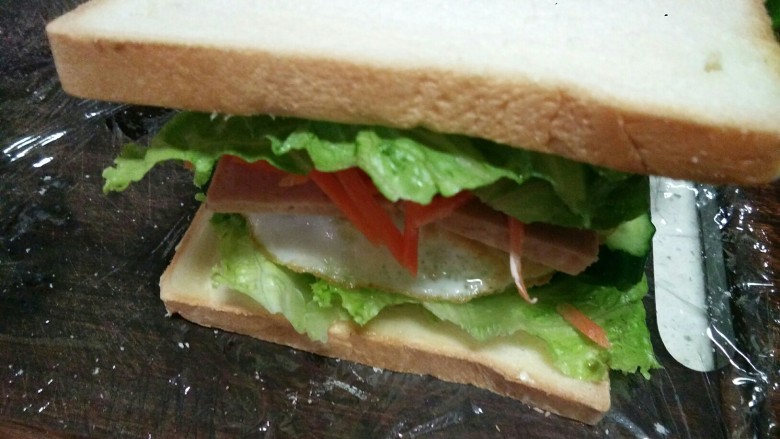 大满足的超厚三明治,最后盖上一片生菜，加上吐司封顶~