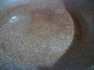 香煎培根芦笋卷,平底锅放少许的油，油热了以后再入芦笋卷。