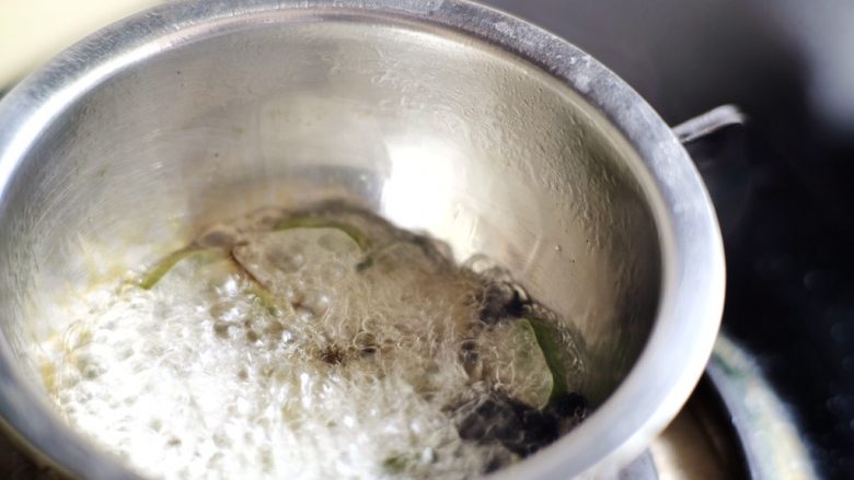 十分钟快手菜 凉拌藕片&花椒油拌面,放入切好的小葱一小把(和花椒的量差不多就行)
