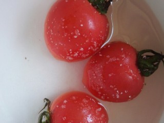 炸猪排,将小番茄用盐水浸泡一下洗净