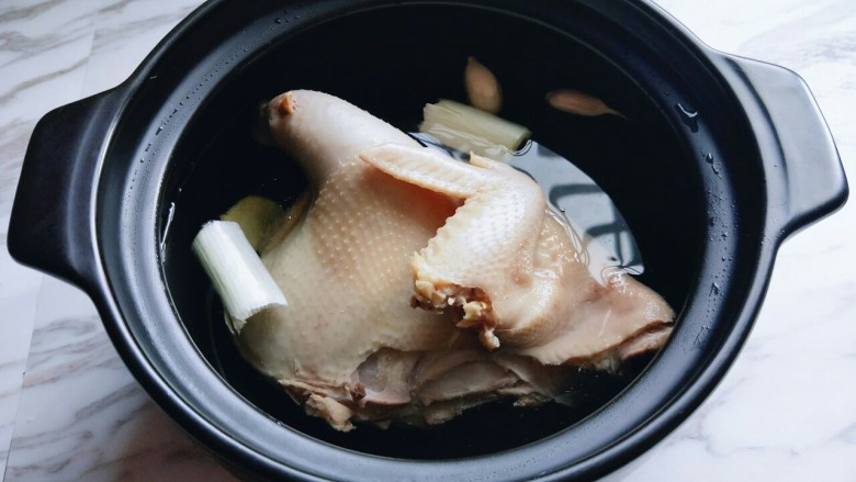 煲汤时加上它，营养好喝又不腻，这个季节要多,砂锅中加入水，,把焯水的半只鸡放入锅中，