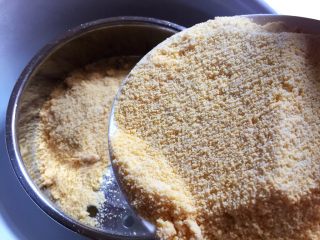 多彩松糕  神仙糕,四色米粉全部准备完毕，就可以取一蒸格，一层一个颜色，把米粉倒上去（如果家里是蒸笼的也可以，铺块笼布，保持底部平整就行）