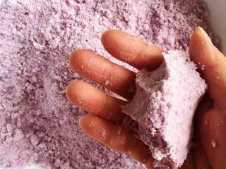 多彩松糕  神仙糕,加水揉搓的时候，吃不准到底要放多少，可以经常用手把粉捏成团试试，直到能把粉类捏成象图中的团（捏在手里不会马上松散开，但又不是实墩墩的，应该是那种松散状的干燥湿粉）就可以了