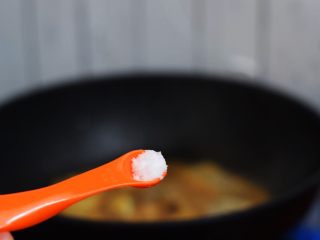 红烧带鱼,煮炖汤汁浓稠时加入盐调味，转大火收汁即可
