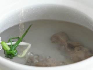 排骨玉米汤—话说没有汤怎么开饭？,倒入足量清水并加入料酒。