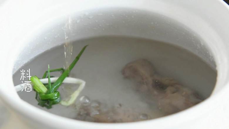 排骨玉米汤—话说没有汤怎么开饭？,倒入足量清水并加入料酒。