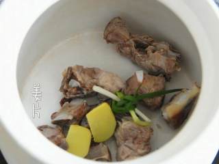 排骨玉米汤—话说没有汤怎么开饭？,和葱结、姜片一起放入砂锅。