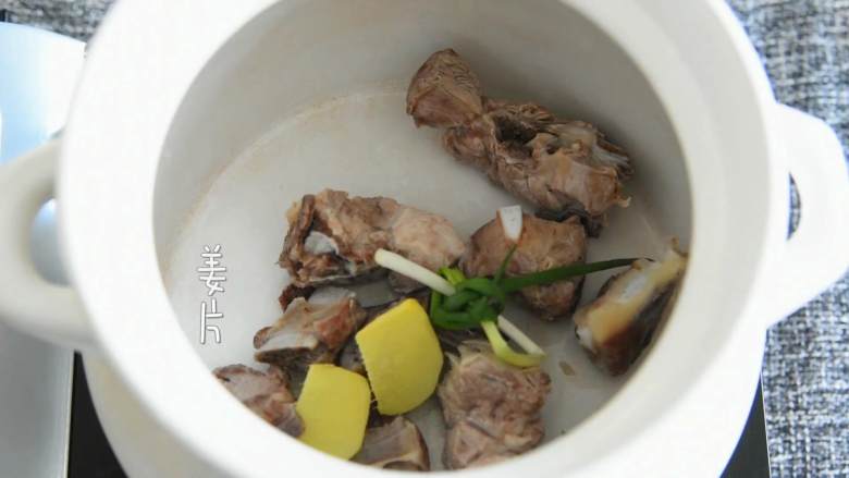 排骨玉米汤—话说没有汤怎么开饭？,和葱结、姜片一起放入砂锅。