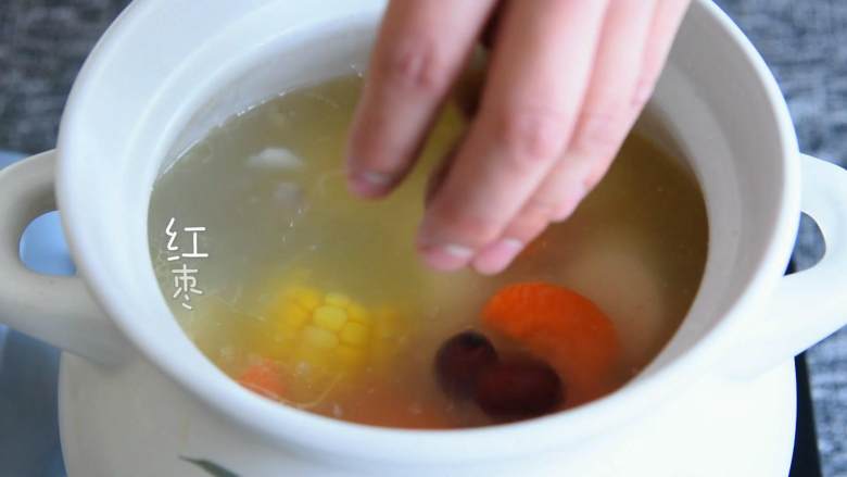 排骨玉米汤—话说没有汤怎么开饭？,加盐、枸杞，大功告成。