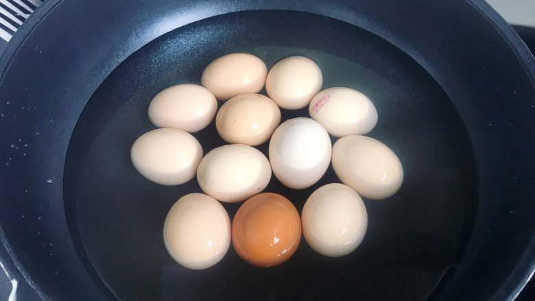 五香茶叶蛋,首先将<a style='color:red;display:inline-block;' href='/shicai/ 9'>鸡蛋</a>清洗干净，放入冷水锅里，大火煮开后转小火煮五分钟，关火，焖3分钟就可以了。