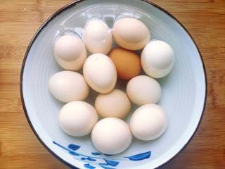 五香茶叶蛋,用凉水过一下煮熟的鸡蛋，这样敲的时候不烫手。