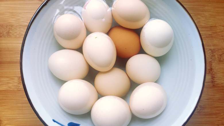五香茶叶蛋,用凉水过一下煮熟的鸡蛋，这样敲的时候不烫手。