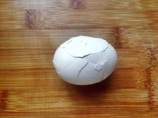 五香茶叶蛋,将煮熟的鸡蛋用刀背轻轻敲出均匀的裂纹，不然不容易入味。