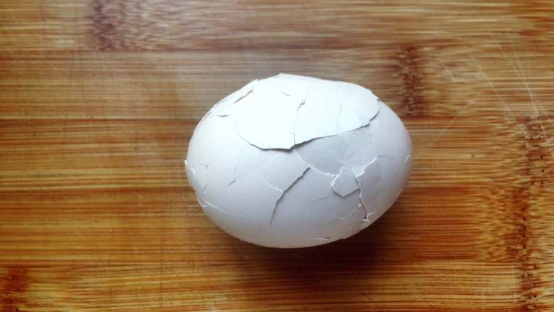 五香茶叶蛋,将煮熟的鸡蛋用刀背轻轻敲出均匀的裂纹，不然不容易入味。