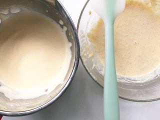 奶香玉米饼,准备好打发好的蛋液及面糊
