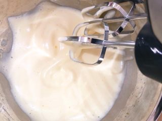 奶香玉米饼,中高速打发至提起打蛋器蛋液滴落画“8”