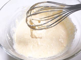 奶香玉米饼,用蛋抽搅拌均匀，呈酸奶质地缓缓滴落的状态