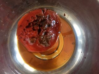 减肥食谱－蒜蓉木耳,蒜蓉辣椒 番茄酱 海鲜酱油 搅拌均匀