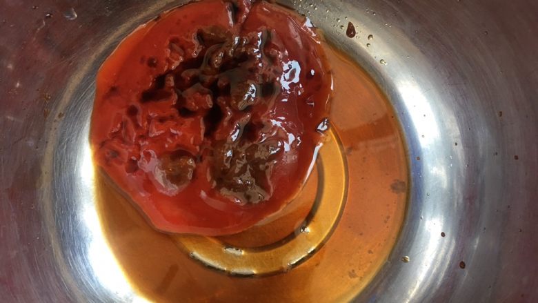 减肥食谱－蒜蓉木耳,蒜蓉辣椒 番茄酱 海鲜酱油 搅拌均匀
