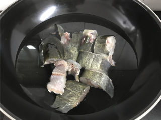 红烧鲶鱼,放入鲶鱼，一定要冷水入锅。