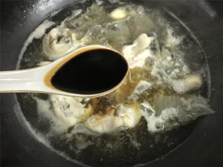 红烧鲶鱼,放入调料，2勺生抽，1勺老抽，1勺蚝油，老抽用来调色，蚝油用来提鲜。