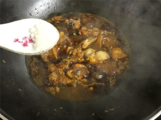 红烧鲶鱼,等到汤汁差不多时加入糖调味味，后大火收汁。