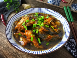 红烧鲶鱼,肉质细嫩，咸鲜入味，营养丰富的红烧鲶鱼可以开吃了。