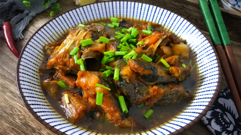 红烧鲶鱼,肉质细嫩，咸鲜入味，营养丰富的红烧鲶鱼可以开吃了。