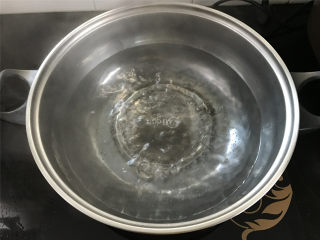 红烧鲶鱼,锅中倒入水。