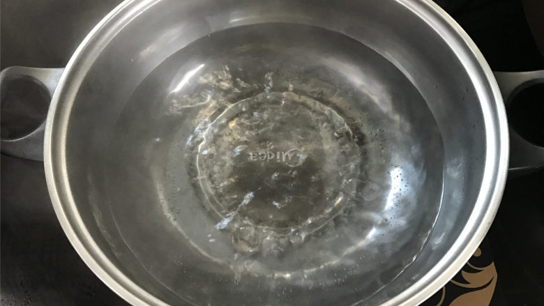 红烧鲶鱼,锅中倒入水。