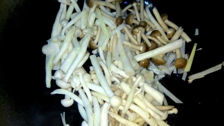 酱香杂菇,放入海鲜菇蟹味菇白玉菇翻炒