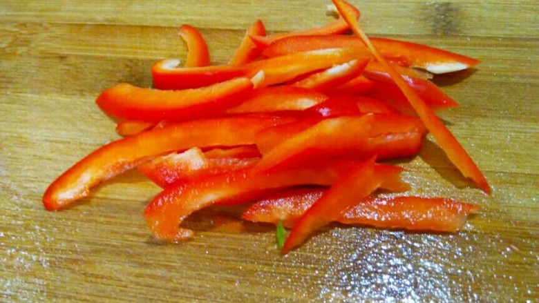 双椒肉丝炒饭,甜椒用四分之一，切丝。