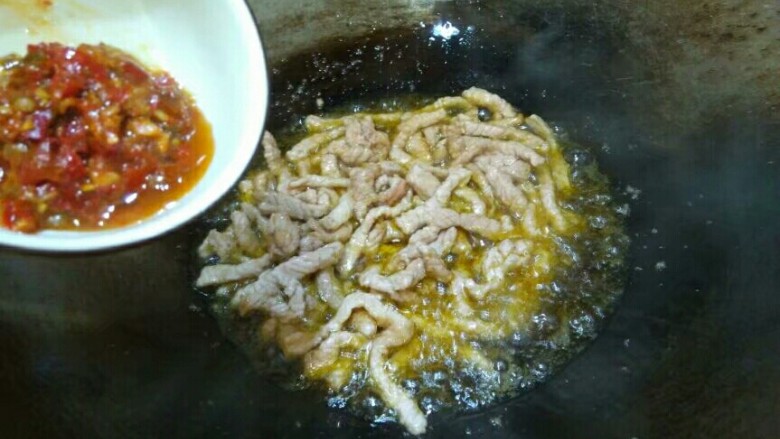 双椒肉丝炒饭,放入豆瓣酱，翻炒片刻。
