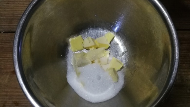 炫彩奶黄冰皮月饼,接下来我们来做奶黄馅，软化后的无盐黄油加入糖粉，用电动打蛋器搅打至蓬松状