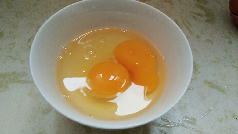 “炒馒头”有滋有味更健康,找一个干净的碗，把两个<a style='color:red;display:inline-block;' href='/shicai/ 9'>鸡蛋</a>打入到碗里。