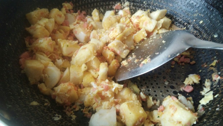 “炒馒头”有滋有味更健康,继续不断地翻炒，馒头裹上蛋液，至鸡蛋成熟，即可捞出。