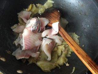 咸菜炒生鱼片,再放入腌制好的生鱼片翻炒