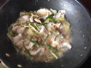 咸菜炒生鱼片,最后加入葱段，淋入生抽和热炒鲜露即可
