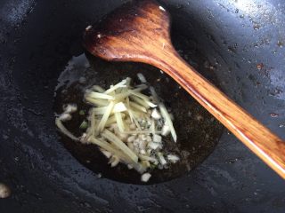 咸菜炒生鱼片,锅里热油后放入蒜末和姜丝爆香