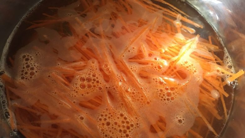 胡萝卜拌鸡蛋豆腐干,胡萝卜放入开水中30秒就捞出，细丝的参考时间