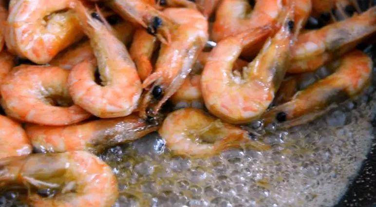 超级美味的油焖基围虾,今天就来教你做,将虾处理干净后，放入油锅，煸炒出虾油