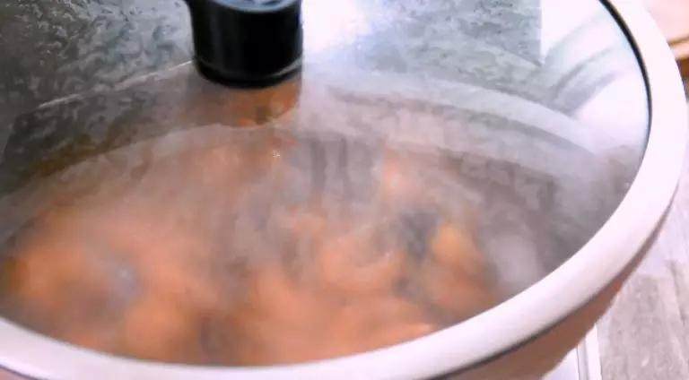 超级美味的油焖基围虾,今天就来教你做,倒入清水，大火焖煮5分钟