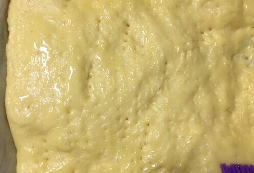缤纷沙拉夹心肉松面包,然后放在温暖处发酵，发酵好后表面刷上玉米油