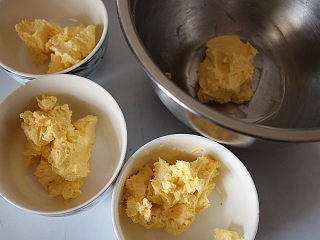 冰淇淋曲奇,将搅打好的黄油平均分成4份，分别装入不同的容器中。