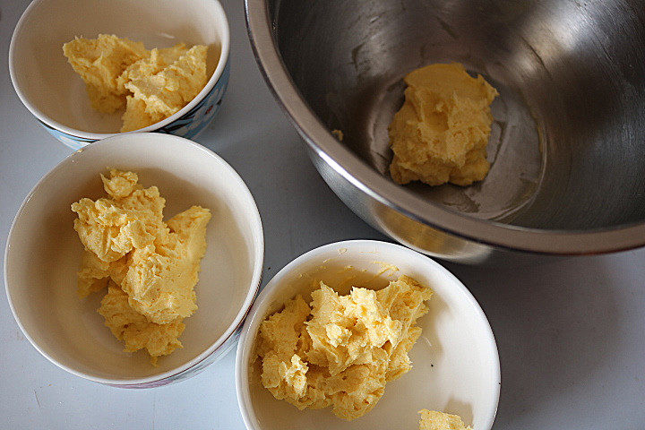 冰淇淋曲奇,将搅打好的黄油平均分成4份，分别装入不同的容器中。